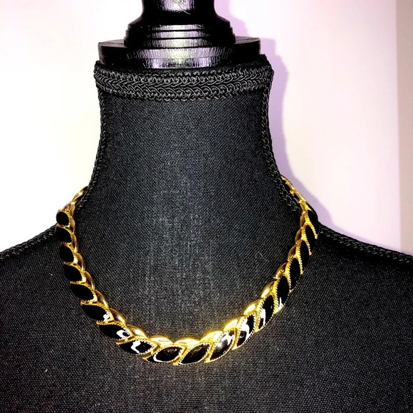 5/$25 Necklace  Gold Tone Black Segments Fold Over Clasp Closure 16” Classic - Picture 1 of 3